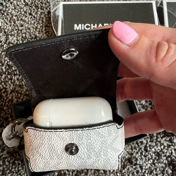 Michael Kors airpod pro case, NEW - Picture 6 of 6